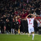 Joie de l'attaquant valaisan Ilyas Chouaref apres avoir marque le premier but face au gardien bernois Anthony Racioppi lors de la rencontre des quarts de finale de la Coupe de Suisse de football entre FC Sion et BSC Young Boys le jeudi 29 fevrier 2024 au stade de Tourbillon a Sion. (KEYSTONE/Jean-Christophe Bott)